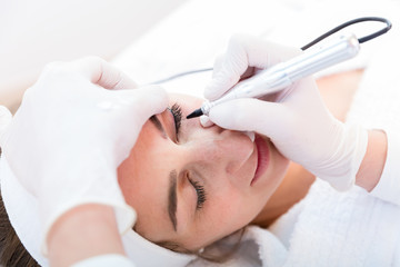 Obraz na płótnie Canvas Woman getting eyebrow treatment in beauty salon