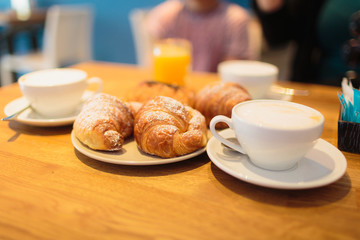 Frühstück mit Kaffee und Kipferl
