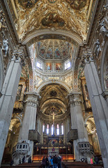Naklejka premium Interior de iglesia