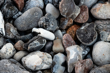 Verschiedene Steine am Strand