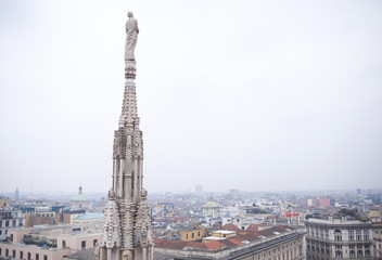 Fototapeta na wymiar Escultura en el tejado de la Catedral de Milán