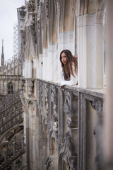 Mujer joven contemplando el paisaje desde la Catedral de Milán