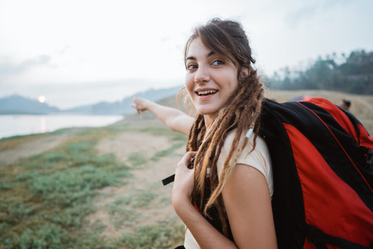 pose caucasian woman with backpack looking back for camera