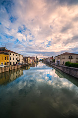 Fototapeta premium Tramonto che si specchia nel canale di Battaglia Terme in Veneto