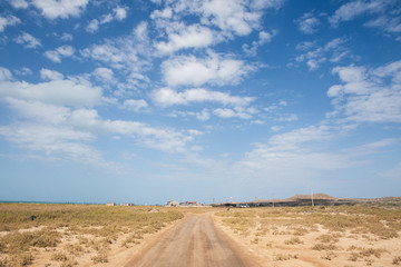 Fototapeta na wymiar Desierto con cielo nublado