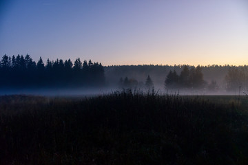 Fototapeta na wymiar Nebel über der Landschaft am Abend im Herbst