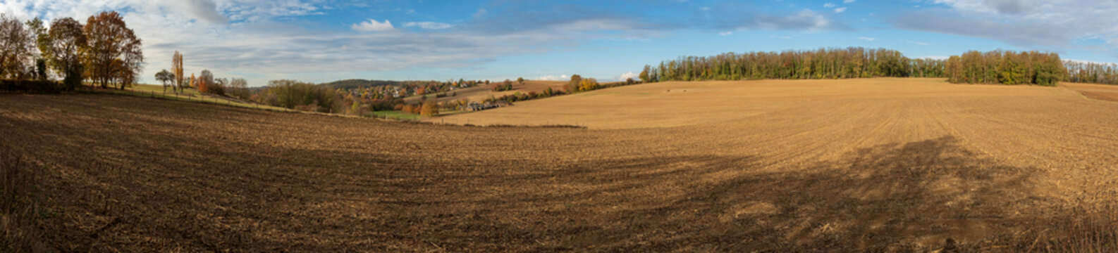 Travail de la terre agricole sur les collines de Habsheim