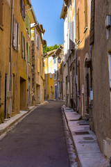 Fototapeta na wymiar narrow lane of village Bédoins, Provence, France