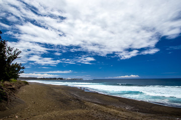 Fototapeta na wymiar Plage de sable noir Plage de sable noir à l'île de la Réunion