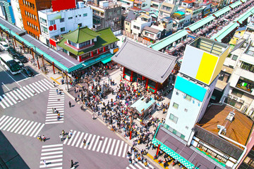 東京浅草、雷門とスクランブル交差点
