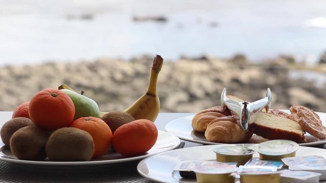 Desayuno con caf&eacute;, zumo, boller&iacute;a y fruta