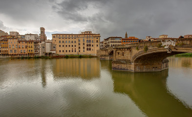 Le long de la riviere Arno a Florence en Toscane - Italie