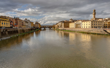 Fototapeta premium Le long de la riviere Arno a Florence en Toscane - Italie