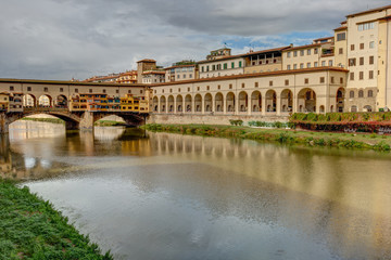 Le long de la riviere Arno a Florence en Toscane - Italie