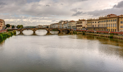 Obraz premium Le long de la riviere Arno a Florence en Toscane - Italie