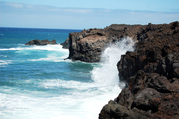 Fototapeta na wymiar Wave on rocks
