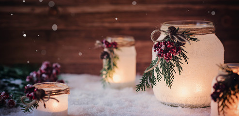 Winterliche Weihnachtsdekoration mit  frostigen Laternen /Windlichtern vor rustikalem Holz...