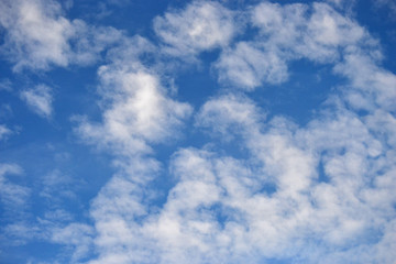 visage dans les nuages, les nuages ​​forment le visage de dieu