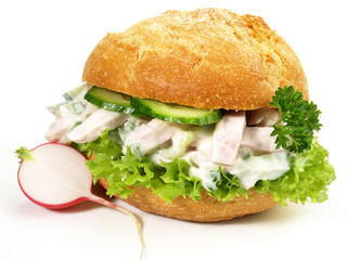 Fleischsalat im Brötchen