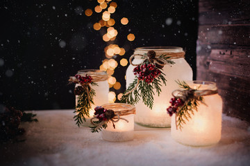 Weihnachtliche Dekoration - Frostige Windlichter und Laternen in rustikalem Ambieten mit festlichem...