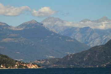 Fototapeta na wymiar Alpengipfel über dem Comer See (Blick von Menaggio nach Norden)