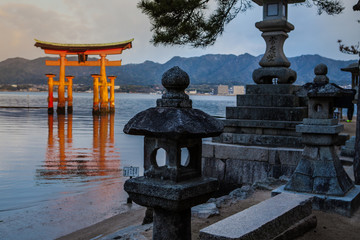 Torii nel Mare del Santuario shintoista di Itsukushima sull'Isola di Miyajima