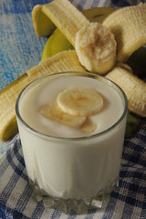 banana smoothie and babana