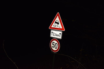 Warnschild bei Nacht