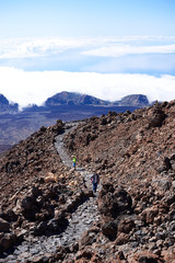 Sendero sobre la roca volcánica en la cima del Teide