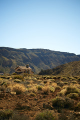 Iglesia en medio de un paisaje desértico