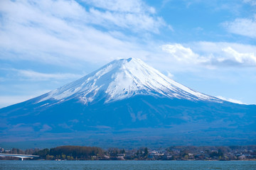 Fototapeta na wymiar Beautiful Mount Fuji with snow capped and blue sky at Lake kawaguchiko, Japan. landmark and popular for tourist attractions