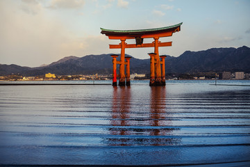 Torii nel Mare del Santuario shintoista di Itsukushima sull'Isola di Miyajima