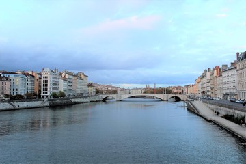Fototapeta na wymiar Lyon - Le Vieux Lyon vu depuis les quais de Saône
