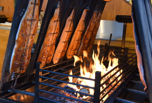 Finnische Flammlachse auf Holzbrett am Feuer