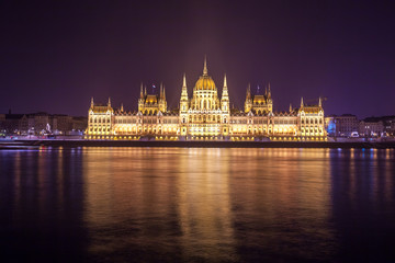 Fototapeta premium Hungarian Parliament Building on the bank of the Danube in Budapest at night