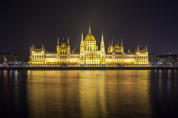 Naklejka premium Hungarian Parliament Building on the bank of the Danube in Budapest at night
