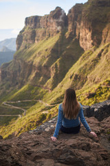 Naklejka na ściany i meble Mujer joven contemplando las montañas de Masca, en Tenerife
