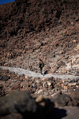 Mujer joven en la cima del Teide