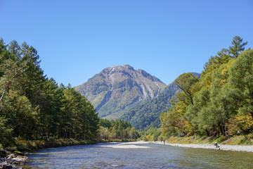 初秋の上高地から見る焼岳