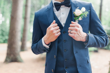 groom with wedding boutonniere 