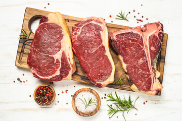 Steak de boeuf de viande crue sur la vue de dessus blanche.