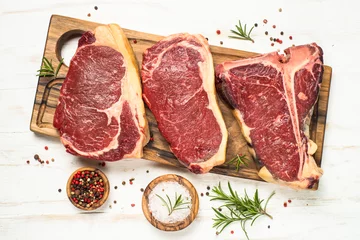 Photo sur Plexiglas Viande Steak de boeuf de viande crue sur la vue de dessus blanche.