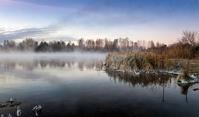 панорама морозного утра на озере с туманом, Россия,...