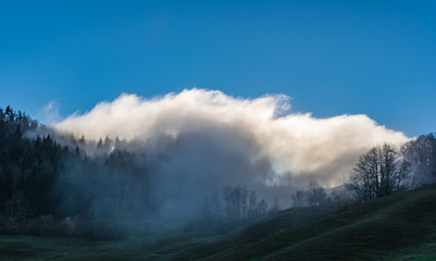 Nebel und Wolken im Sonnenlicht
