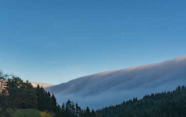 Idylle mit Nebel über dem Berg