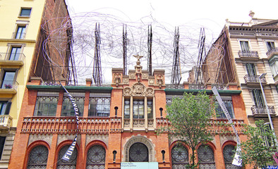 Fachada y escultura en el edificio museo Tapies, Barcelona, Catalunya, España
