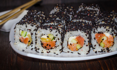 sushi with tuna in black sesame