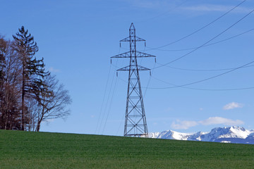 Stromleitung mit Alpen, Schweiz 