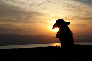 inspiraci&oacute;n de mujer al amanecer en soledad