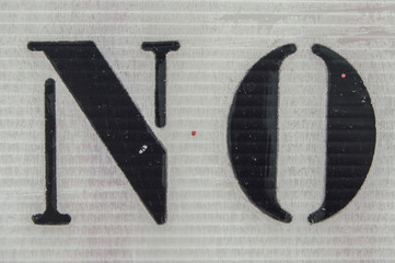No/ cartel blanco con la palabra no escrita en negro